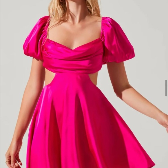 Astr Dresses & Skirts - Astr Fuchsia Puff Sleeve Mini Dress